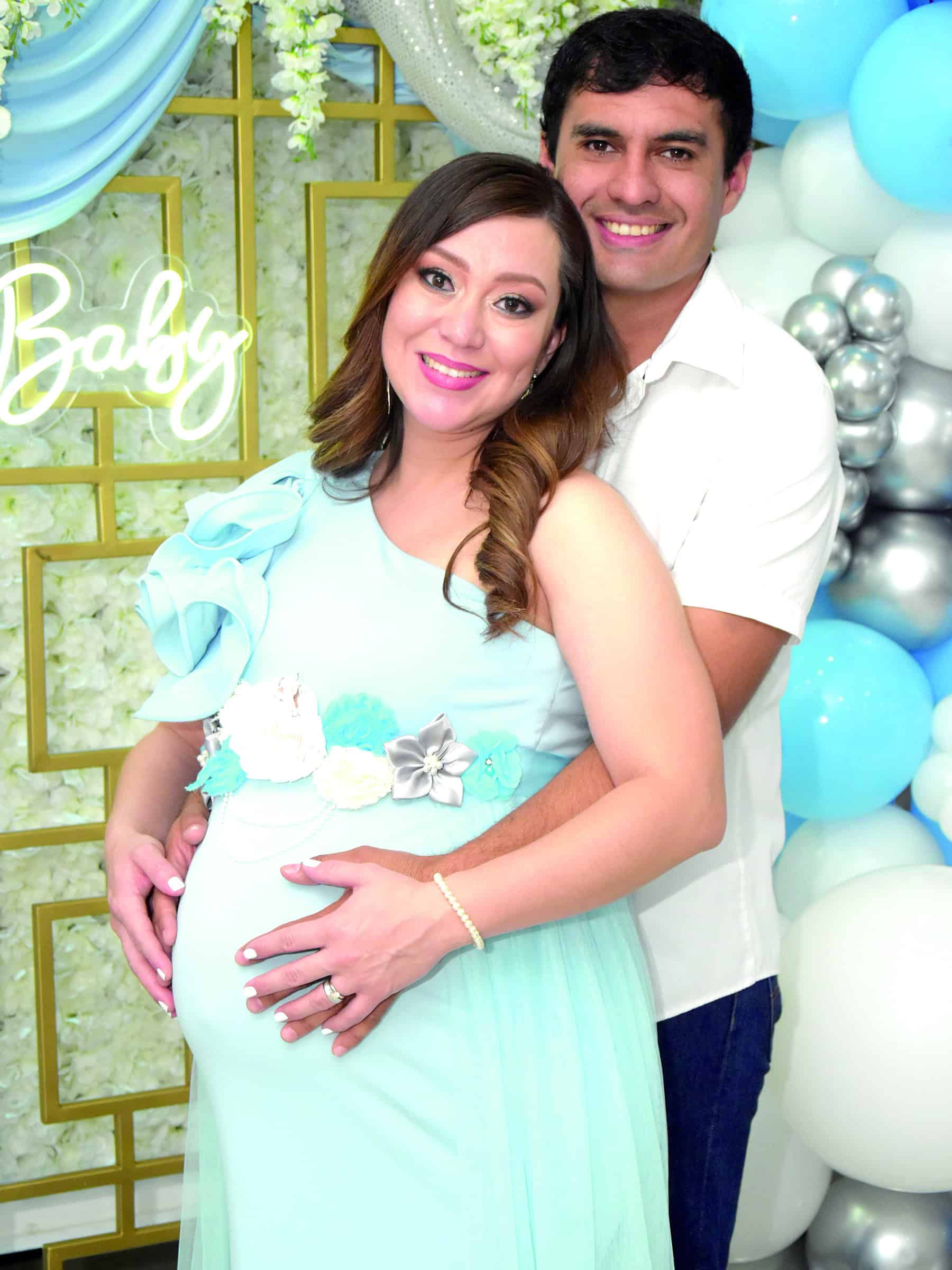 Familia y amigos se re&uacute;nen en el baby shower de M&oacute;nica Salazar