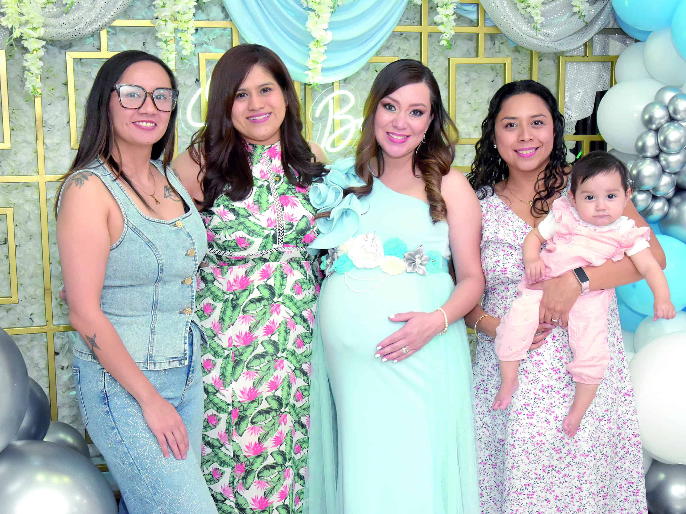 Familia y amigos se re&uacute;nen en el baby shower de M&oacute;nica Salazar