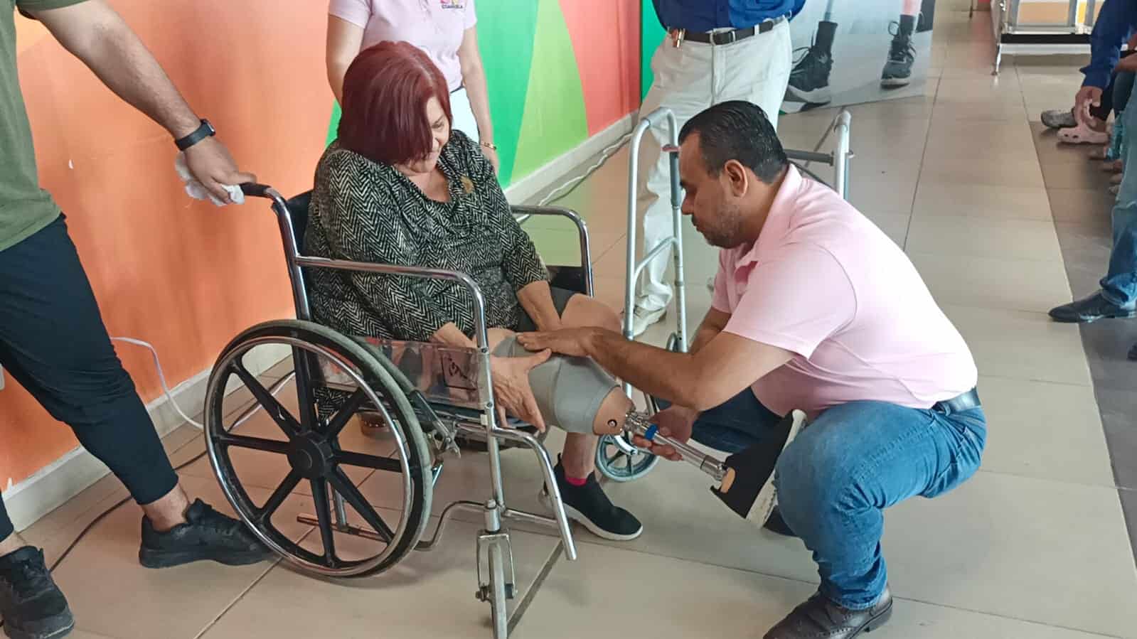 Club Rotario Monclova entrega cinco pr&oacute;tesis de pierna a beneficiarios