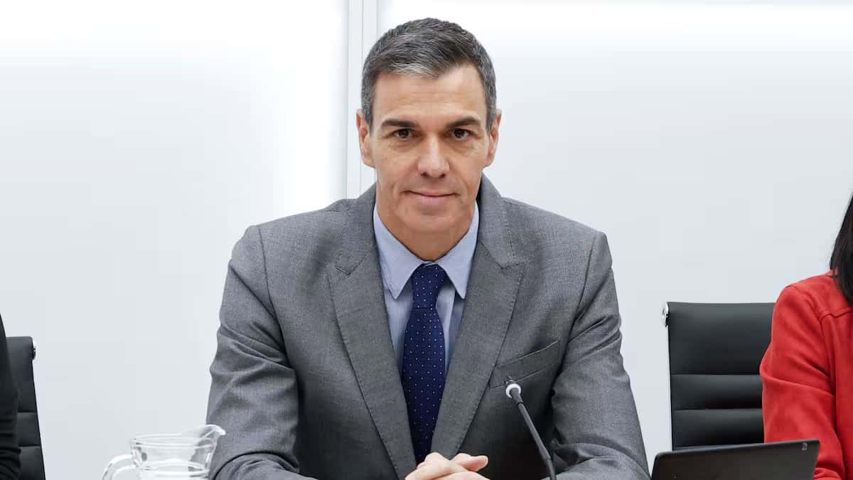 Pedro S&aacute;nchez respalda a Zapatero tras su imputaci&oacute;n por delitos financieros