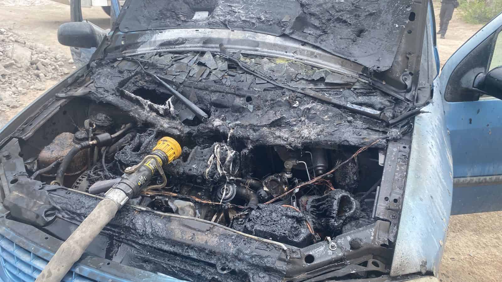 Sofocan bomberos incendio en camioneta en N. Rosita