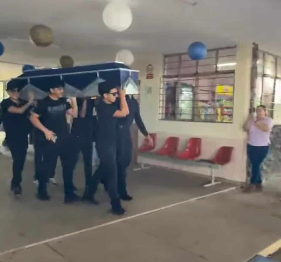 Estudiantes llevan &uacute;tiles en ata&uacute;d durante la "semana loca" en Instituto Adolfo E. Romo en M&uacute;zquiz