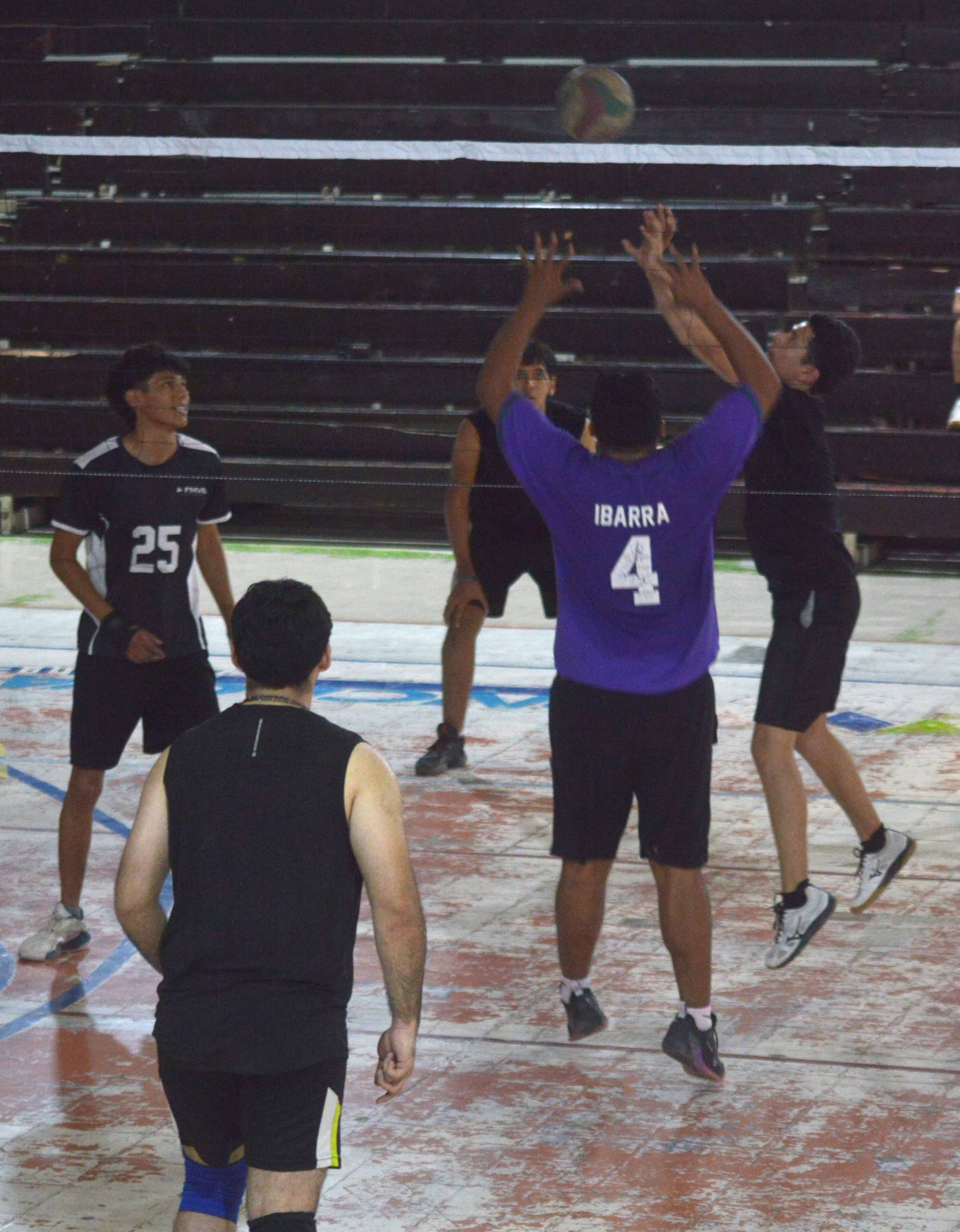 Cuervos remontan y vencen a Truenos en Monclova