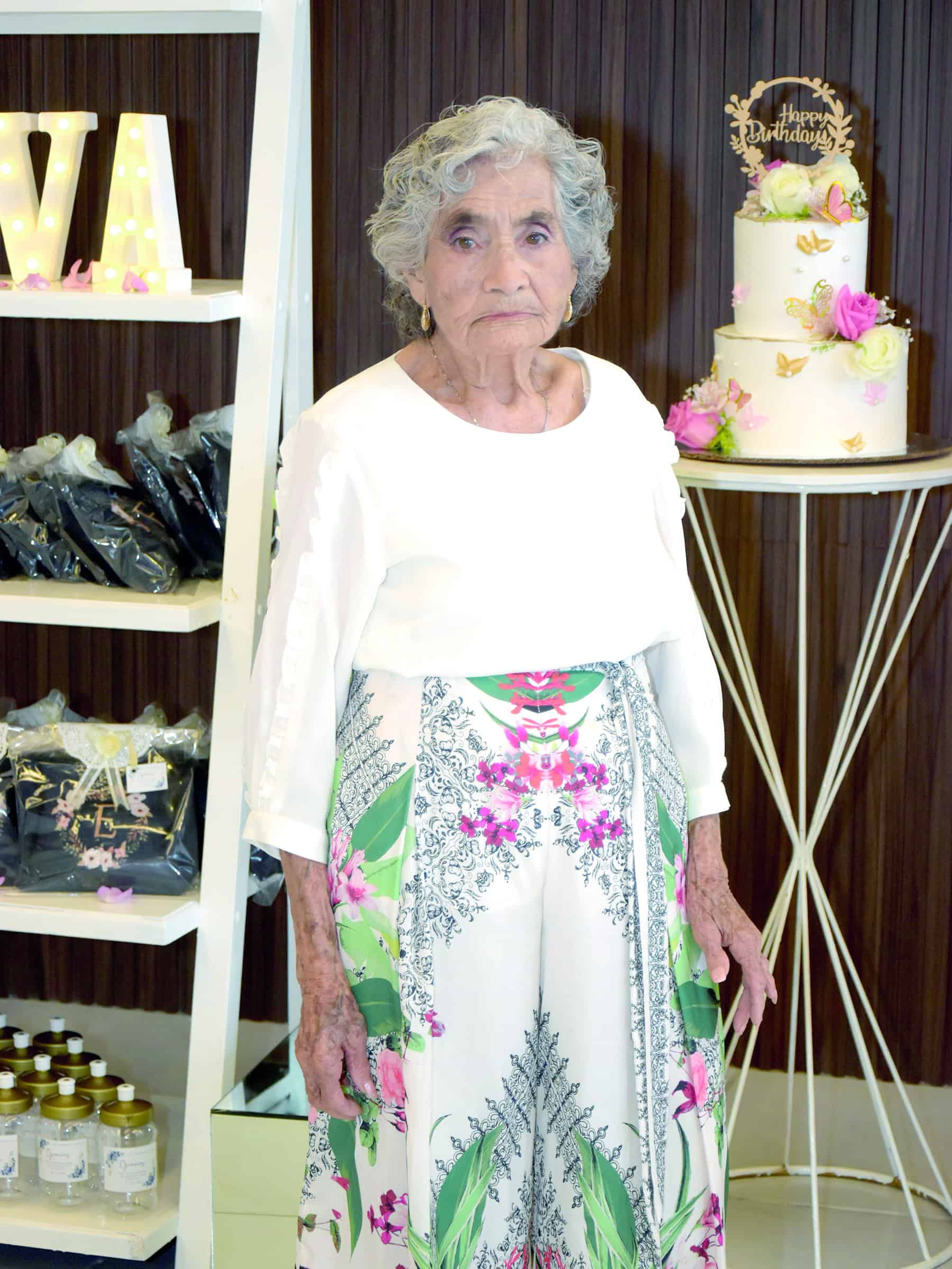 Eva Ram&iacute;rez celebra sus 90 a&ntilde;os rodeada de familia y amigos
