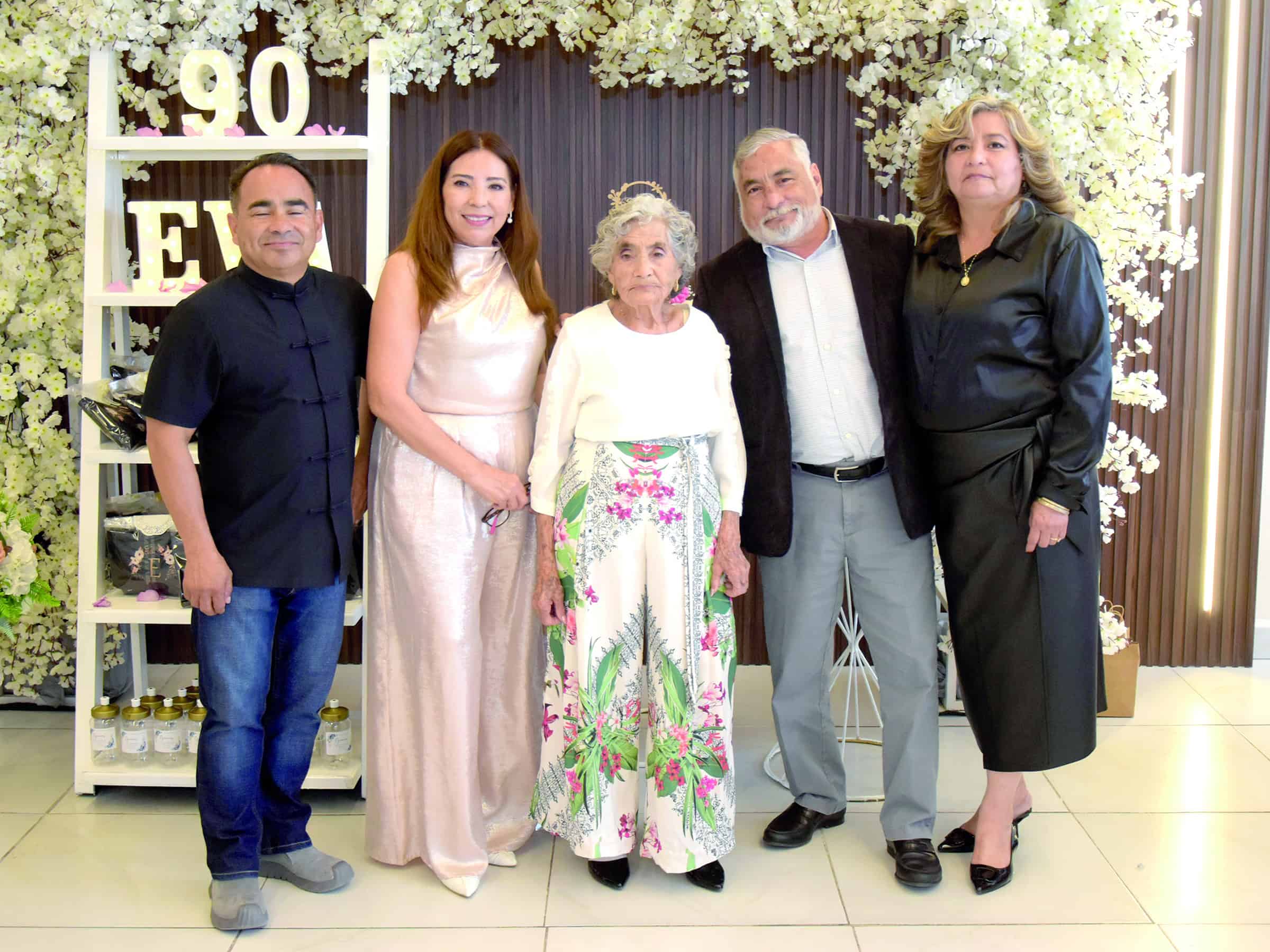 Eva Ram&iacute;rez celebra sus 90 a&ntilde;os rodeada de familia y amigos