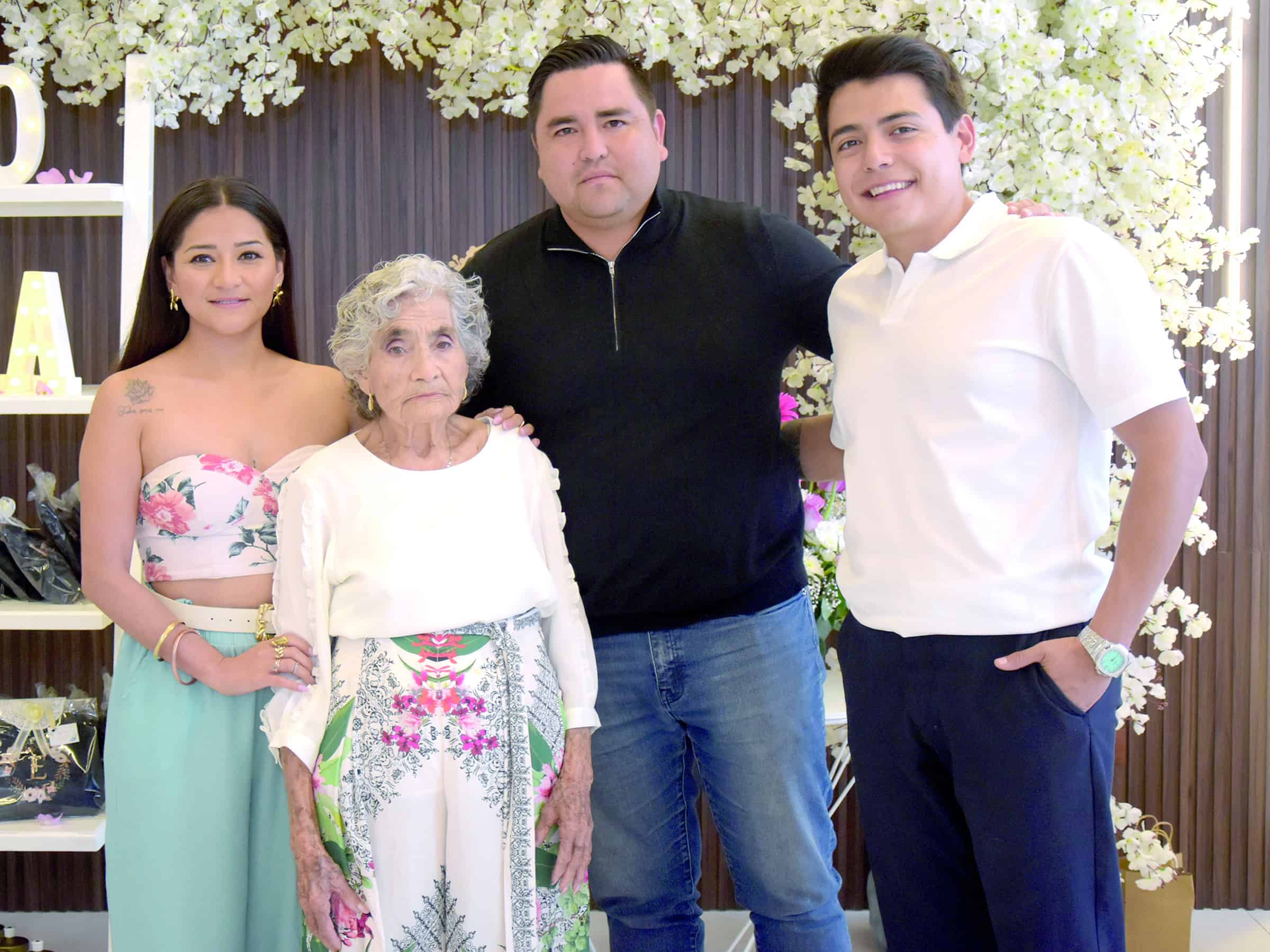 Eva Ram&iacute;rez celebra sus 90 a&ntilde;os rodeada de familia y amigos