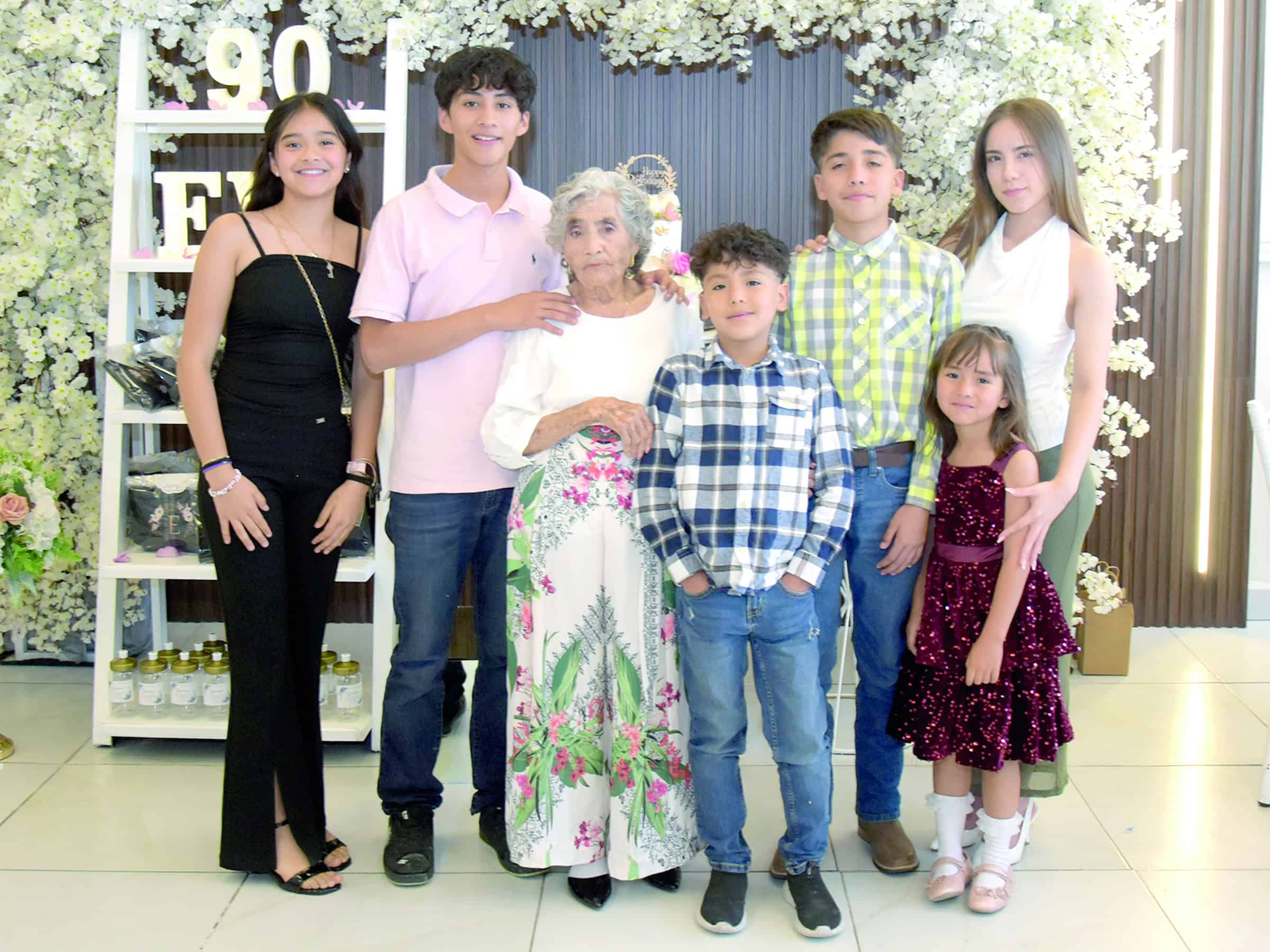 Eva Ram&iacute;rez celebra sus 90 a&ntilde;os rodeada de familia y amigos