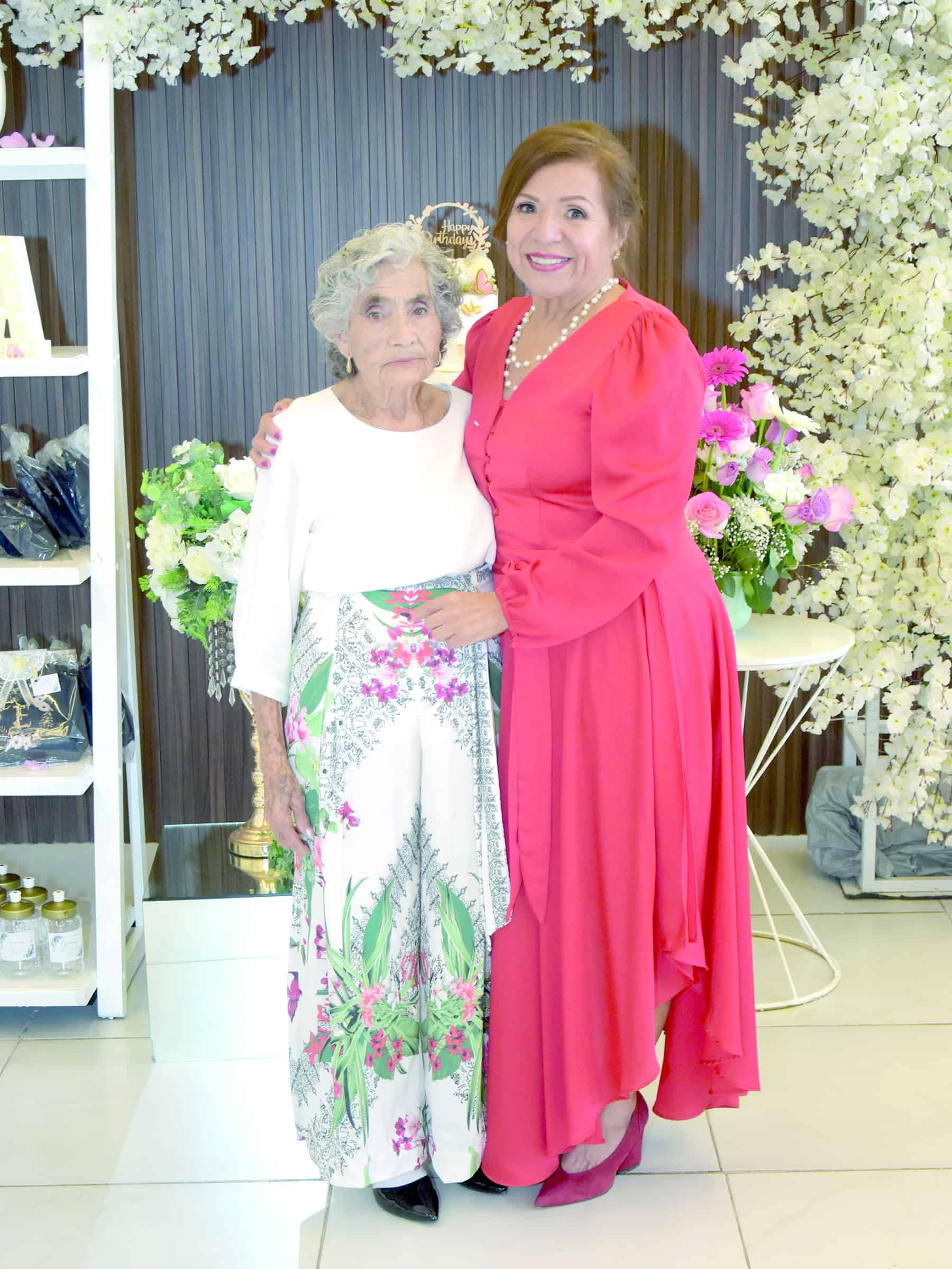Eva Ram&iacute;rez celebra sus 90 a&ntilde;os rodeada de familia y amigos