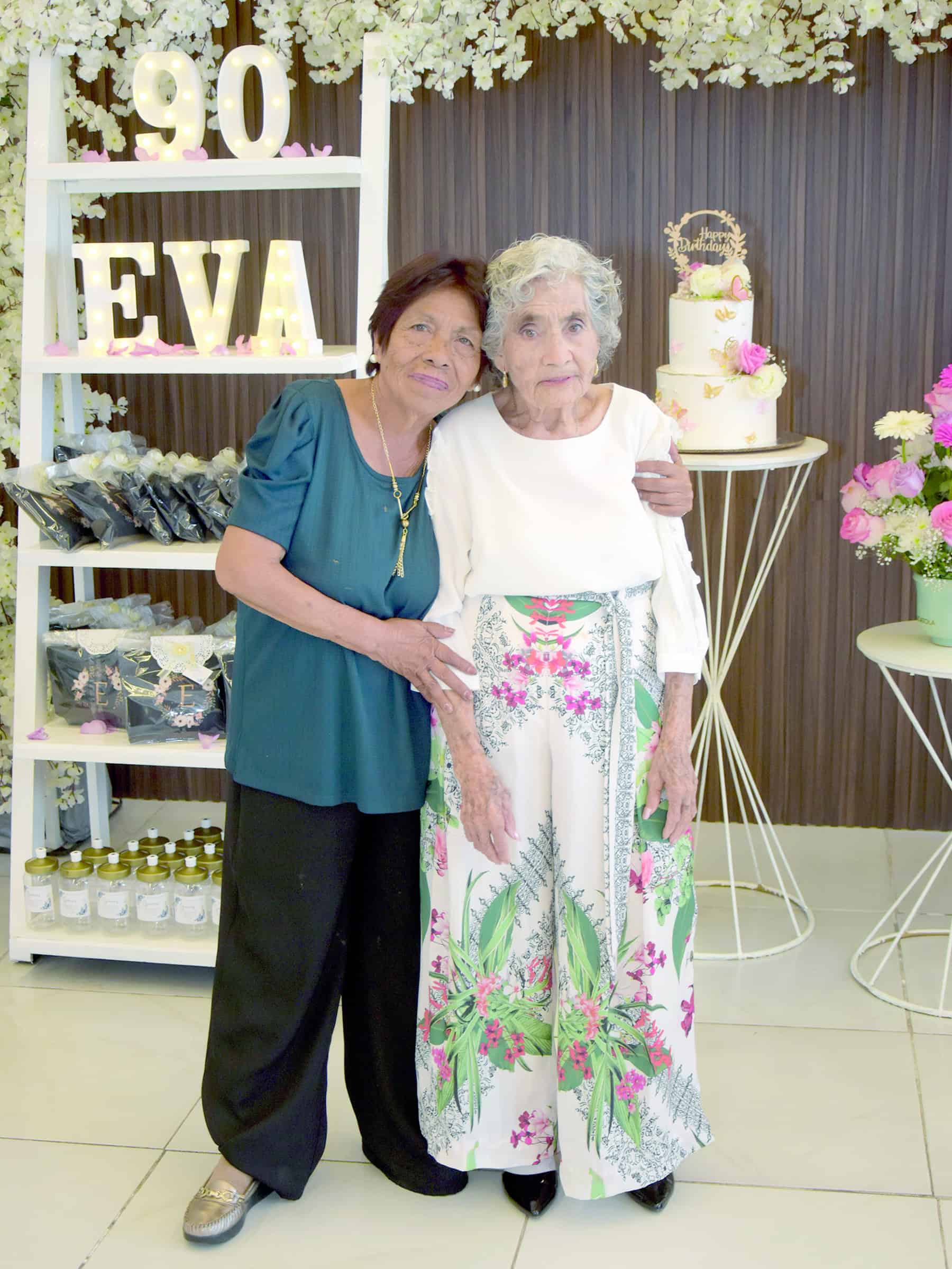 Eva Ram&iacute;rez celebra sus 90 a&ntilde;os rodeada de familia y amigos