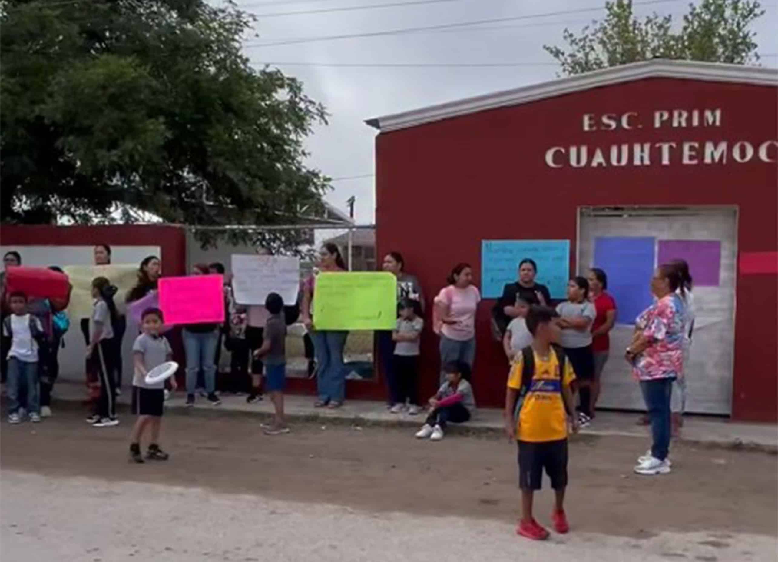 Padres de Escuela Cuauht&eacute;moc exigen respuestas tras retiro de conserje en Zaragoza