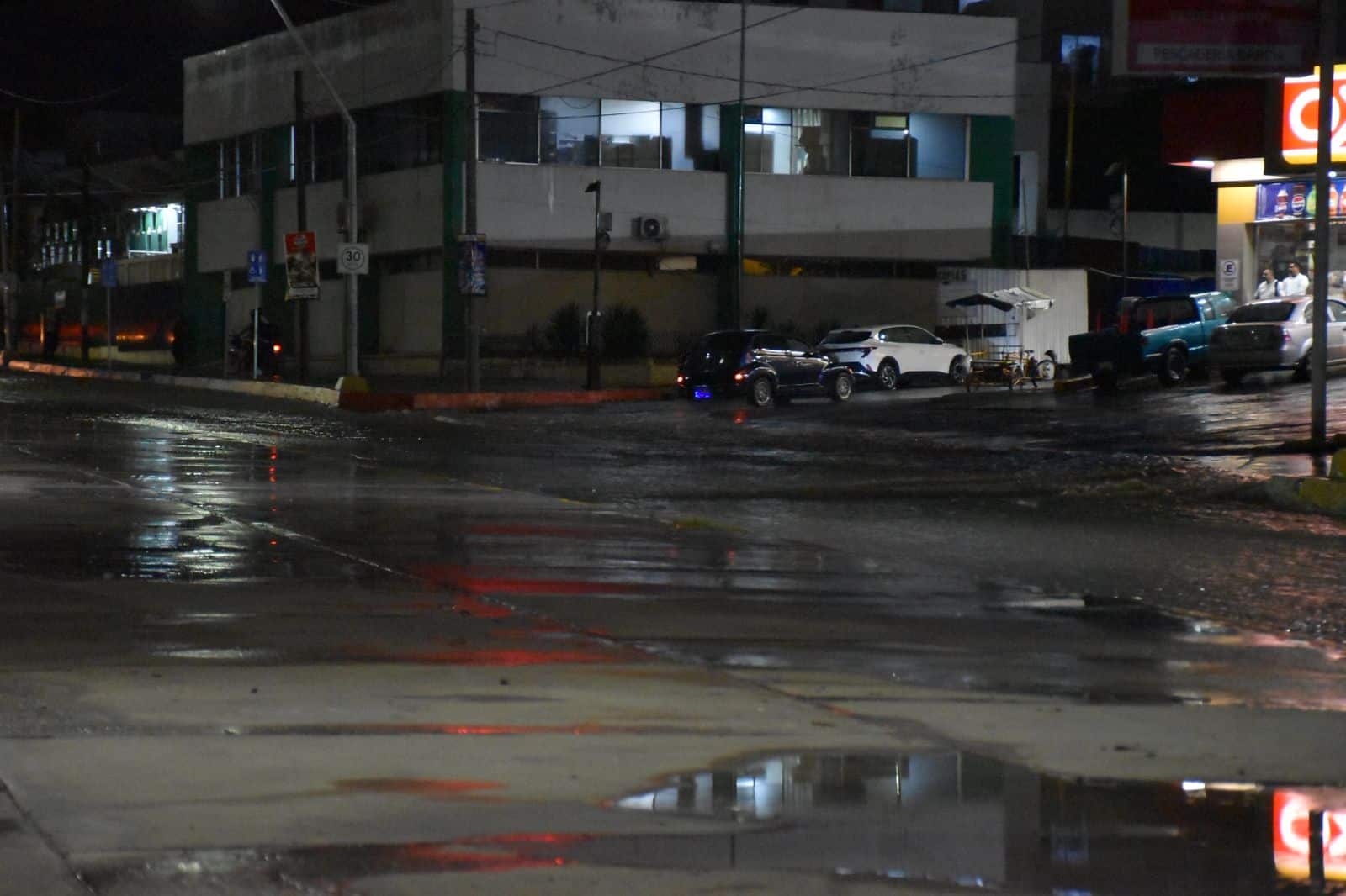 Lluvias provocan inundaci&oacute;n y caos
