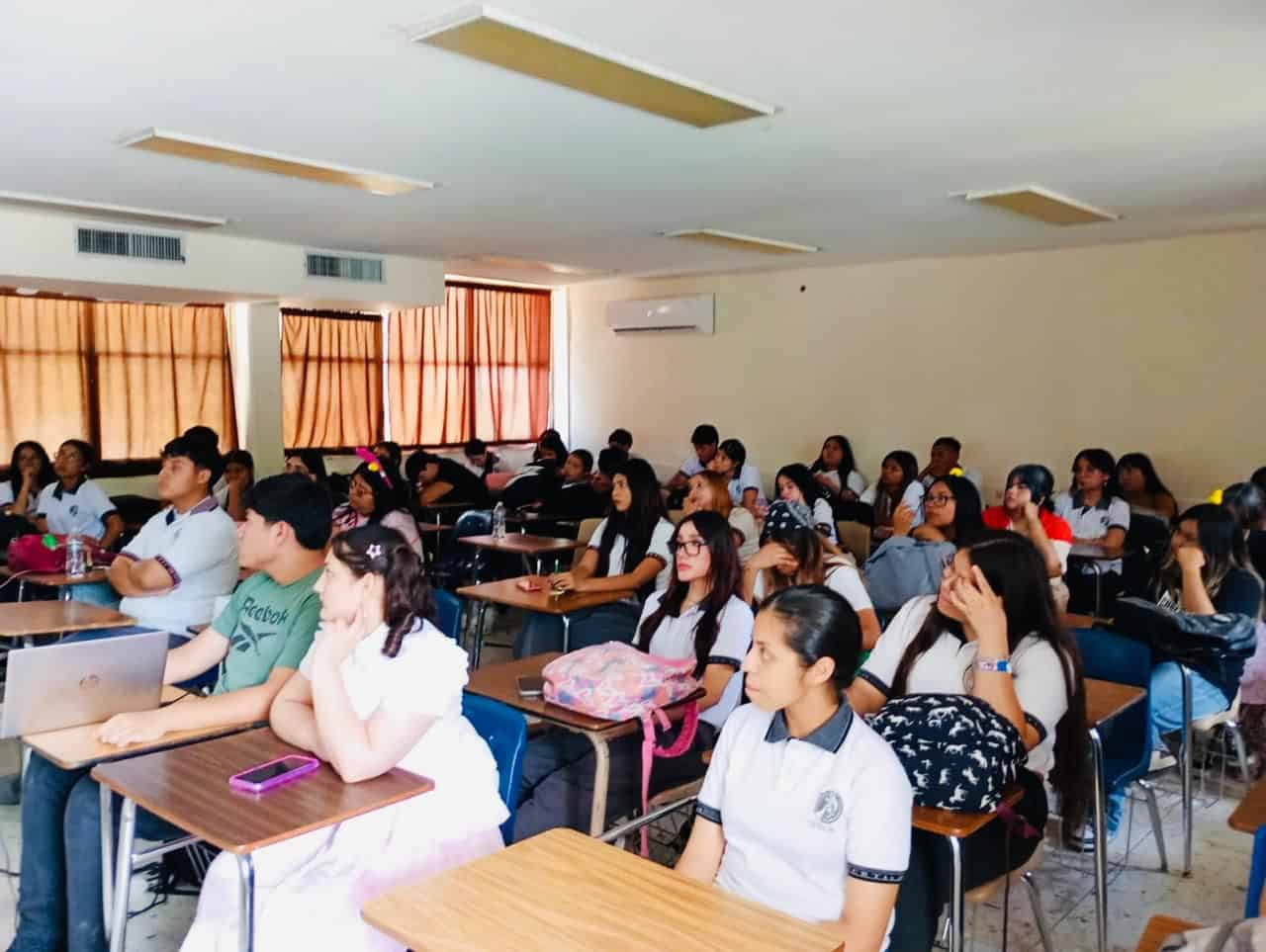 Capacitan a estudiantes del Cbtis 54 para facilitar su ingreso al mercado laboral