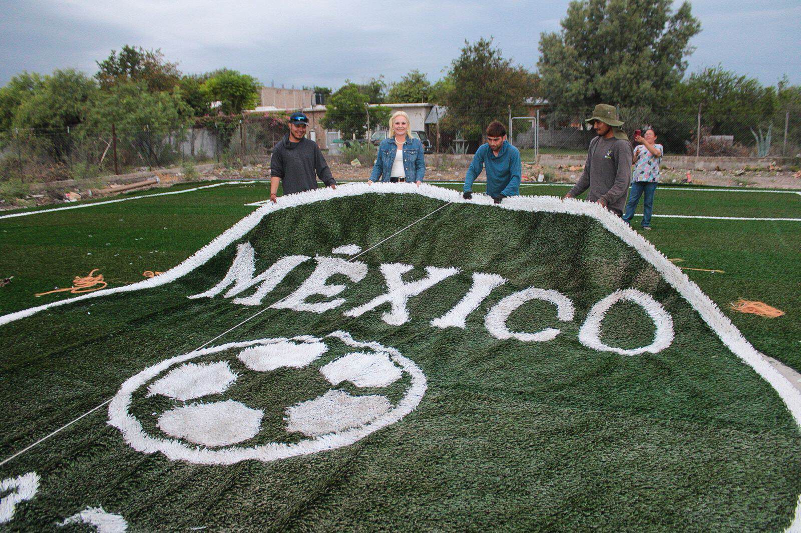 Gobierno Municipal de M&uacute;zquiz supervisa construcci&oacute;n de nueva cancha