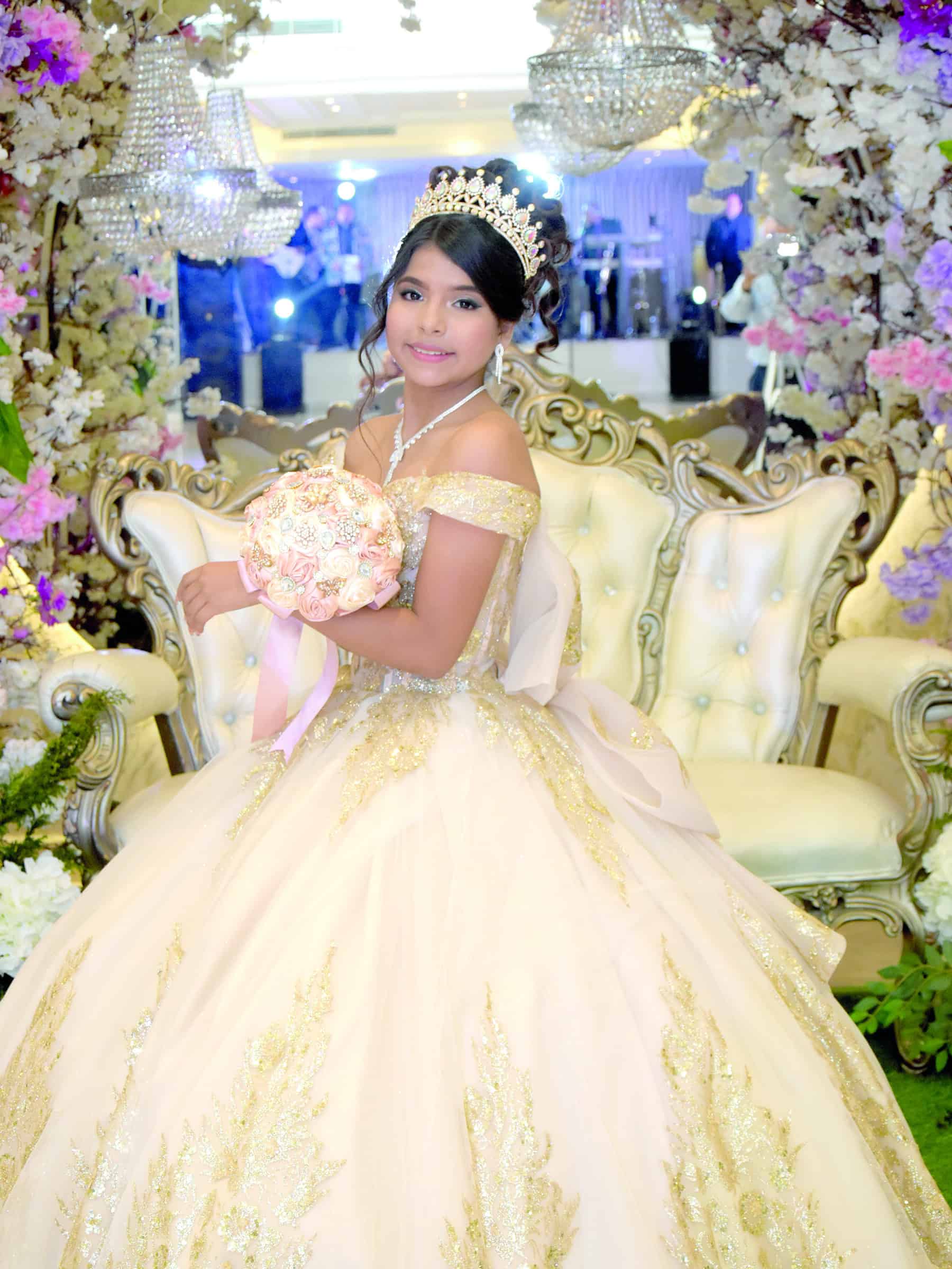 Emotiva celebraci&oacute;n de XV a&ntilde;os para Aurora Corral en Monclova