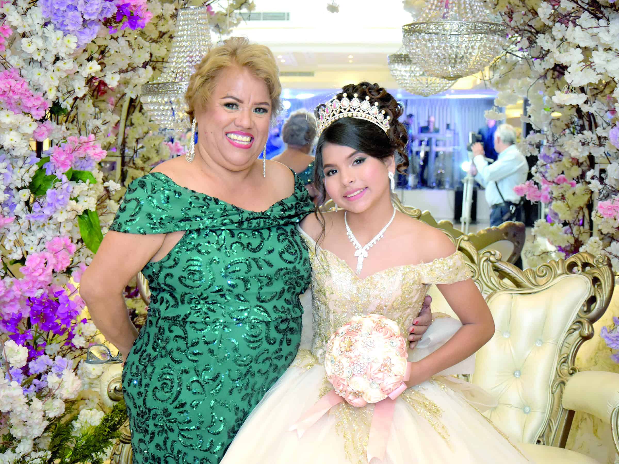 Emotiva celebraci&oacute;n de XV a&ntilde;os para Aurora Corral en Monclova