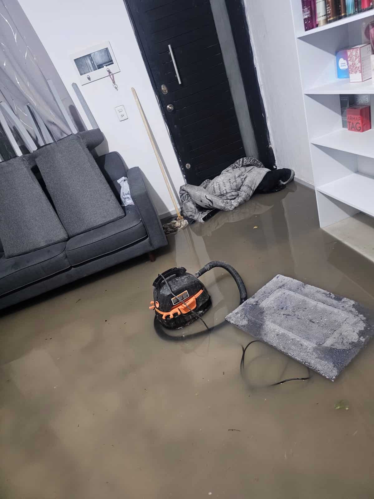 Lluvias intensas causan inundaciones en la calle Federico de Luna, Asturias