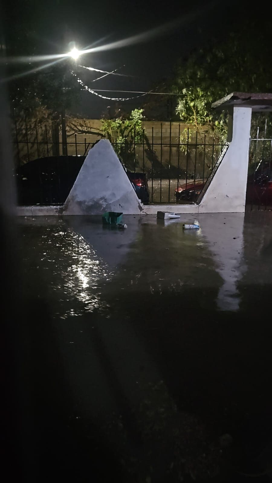 Lluvias intensas causan inundaciones en la calle Federico de Luna, Asturias