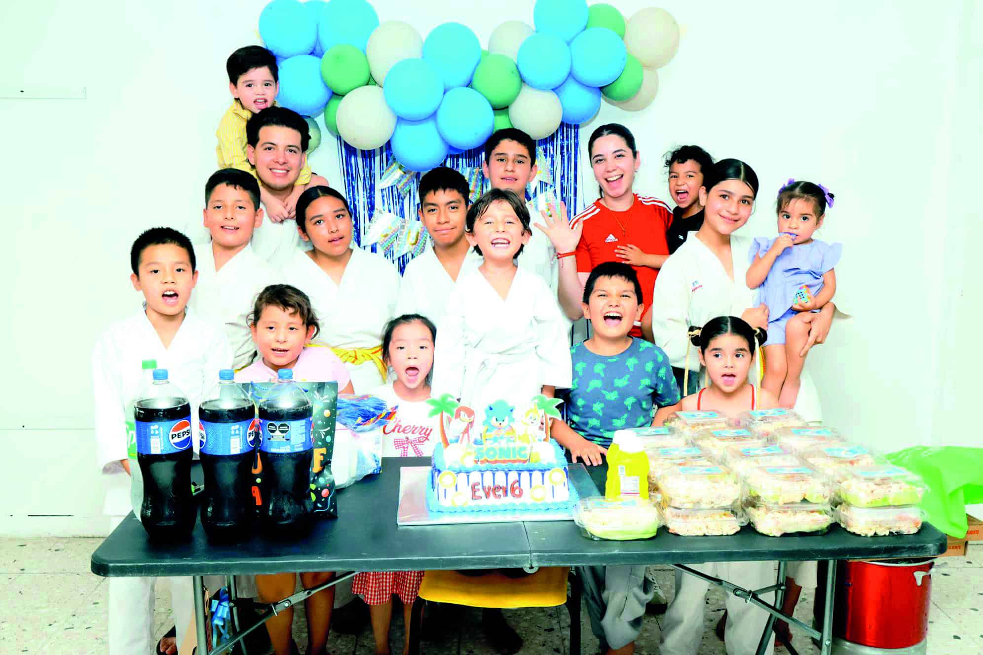 Ever Misael D&iacute;az celebra su cumplea&ntilde;os en el gimnasio de karate