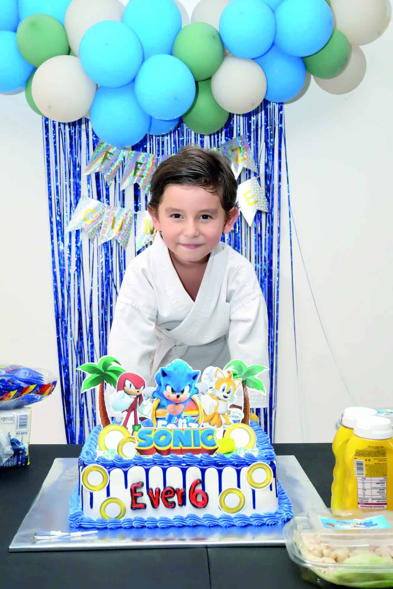 Ever Misael D&iacute;az celebra su cumplea&ntilde;os en el gimnasio de karate