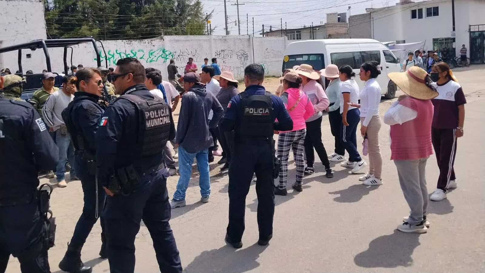 &iquest;Justicia o violencia? Padre golpea a estudiante afuera de preparatoria en Puebla y desata indignaci&oacute;n