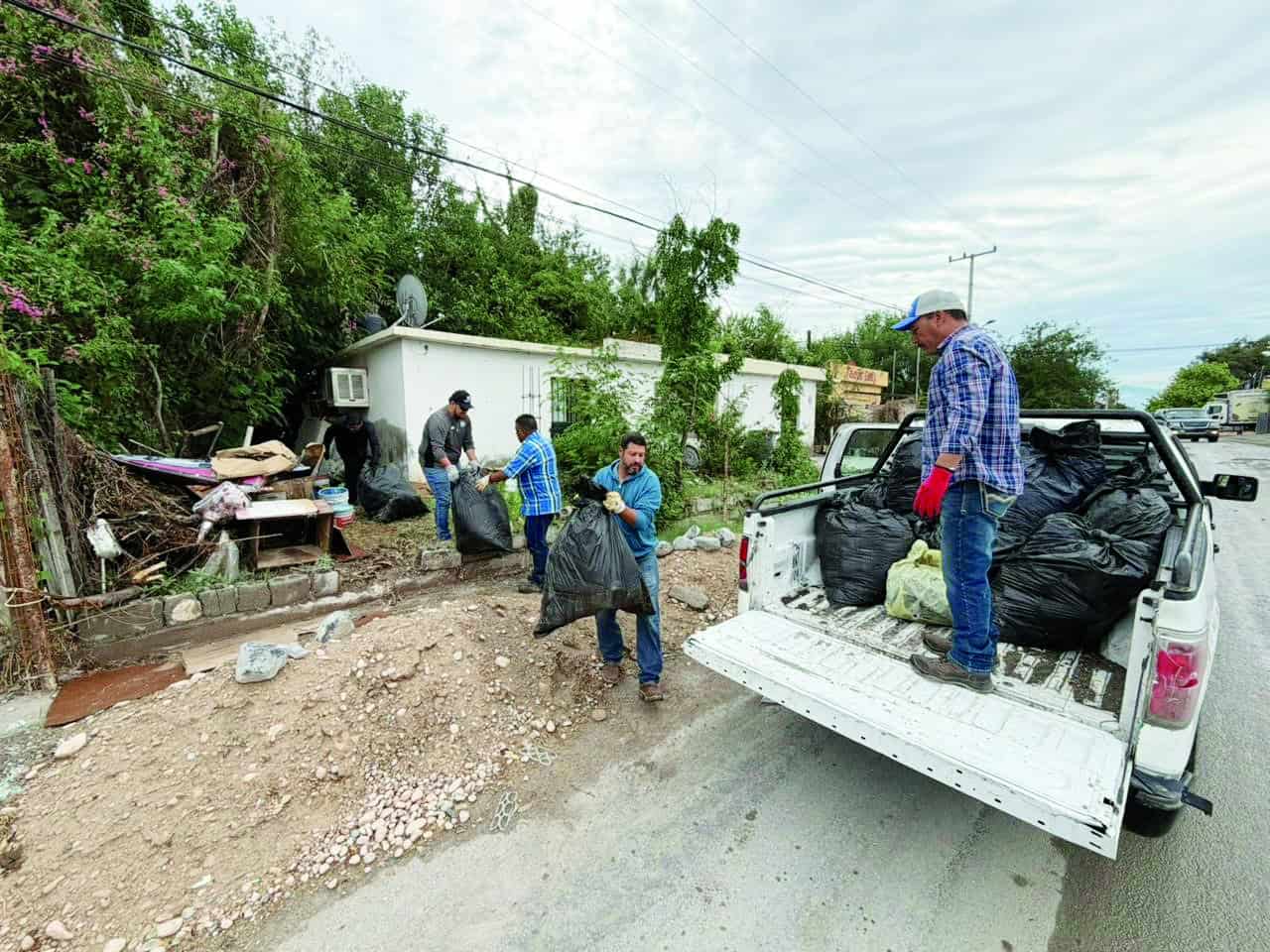 Alejandro S&aacute;nchez C&aacute;rdenas coordina limpieza en ejido La Cruz tras fallecimiento