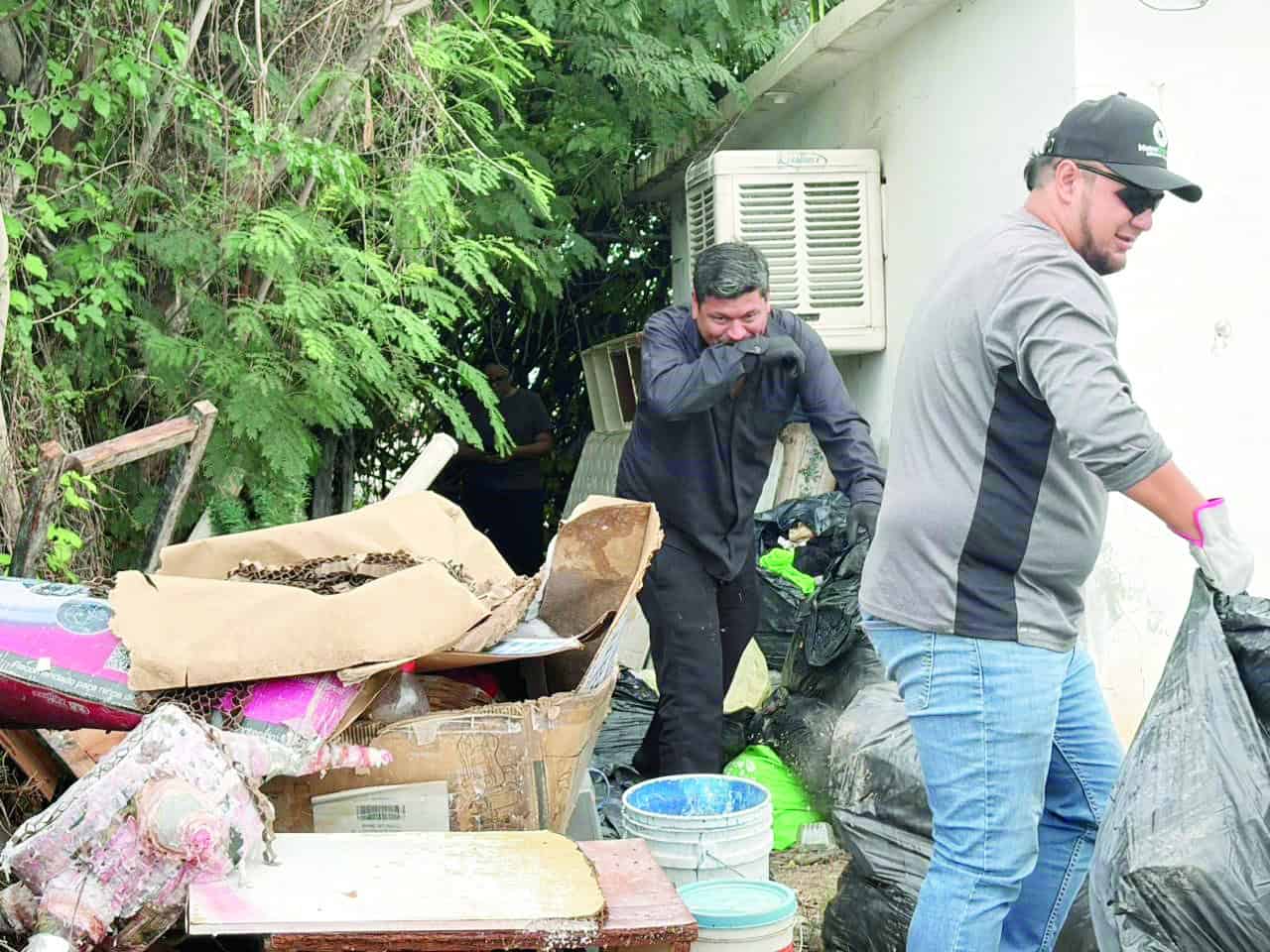 Alejandro S&aacute;nchez C&aacute;rdenas coordina limpieza en ejido La Cruz tras fallecimiento