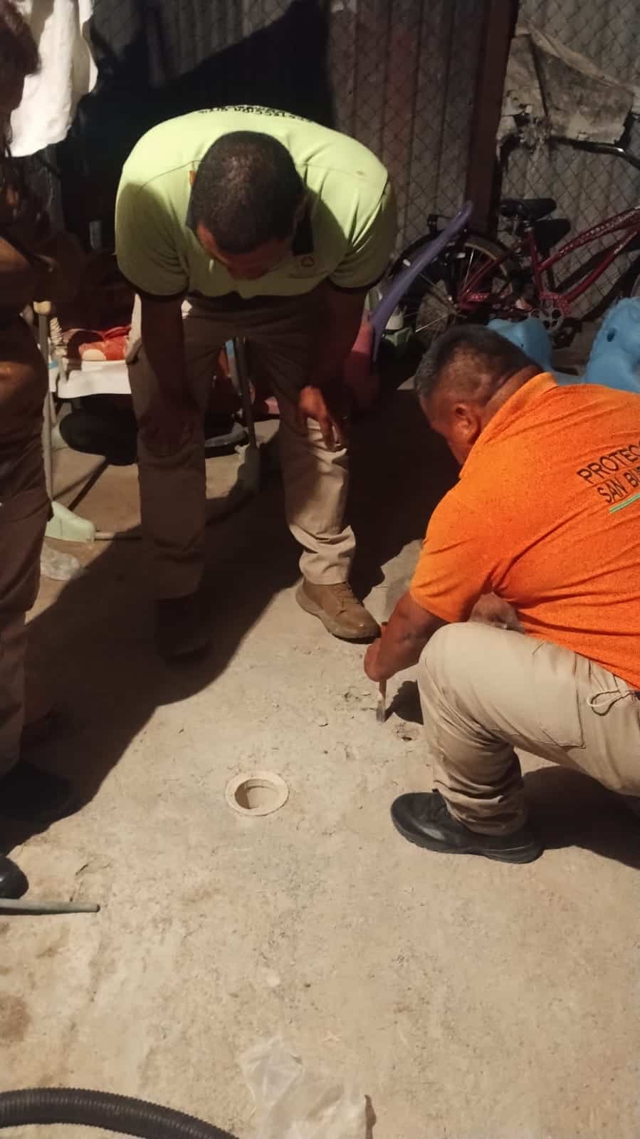 Rescatan cachorro husky atrapado en drenaje en San Buenaventura