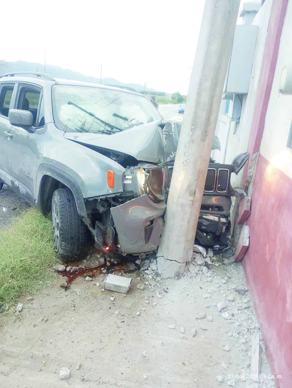 Accidente en Frontera: camioneta impacta poste de CFE