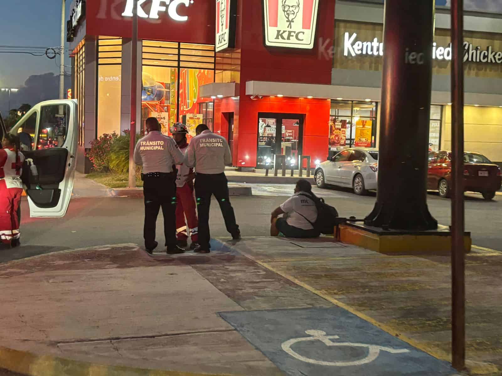 Accidente peatonal en Monclova: mujer cae en bulevar Harold R. Pape