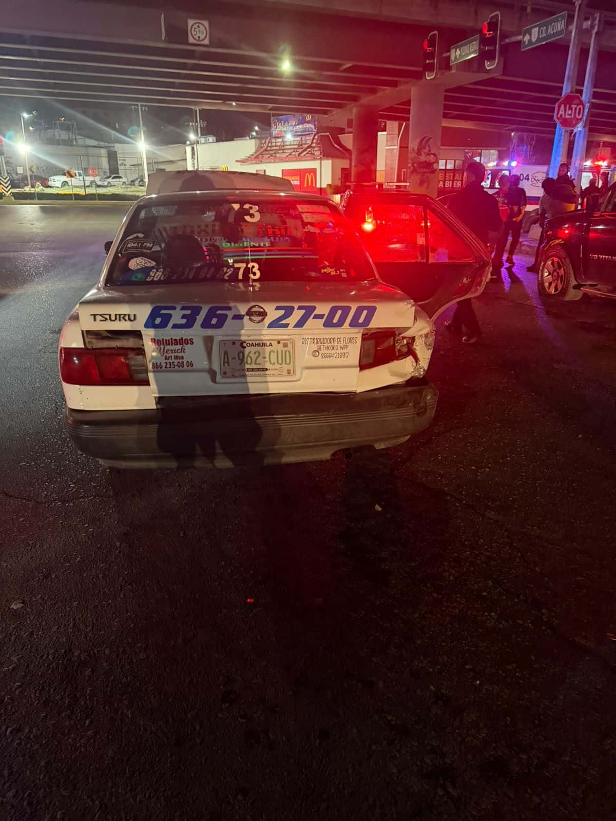 Accidente en Monclova: mujer herida tras choque entre taxi y camioneta