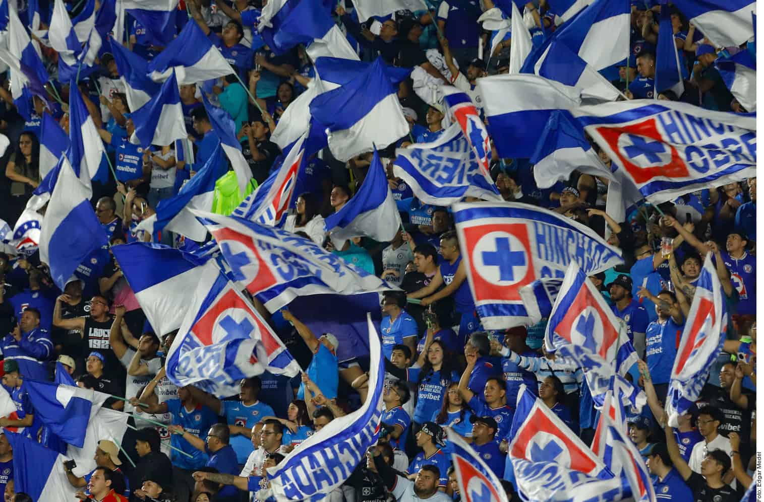 Pumas proh&iacute;be ingreso de barras de Cruz Azul en la Final: CU