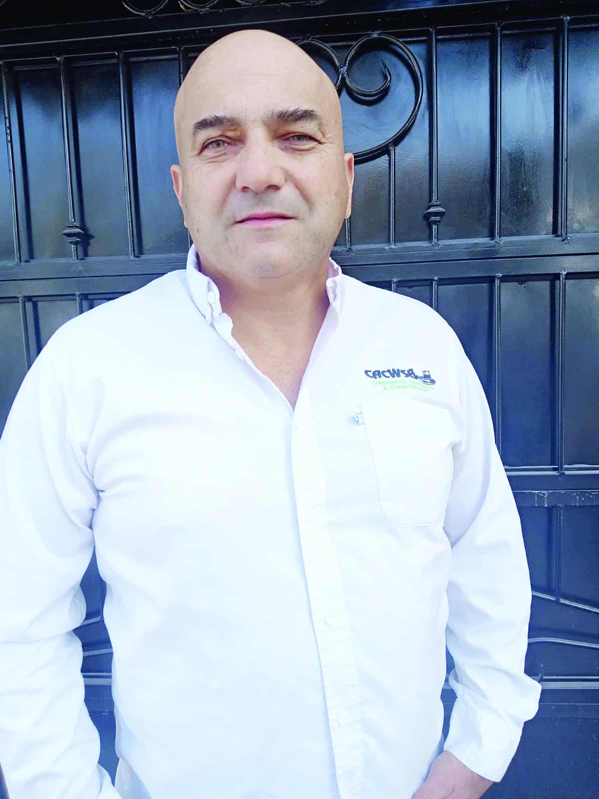 Constructores for&aacute;neos deben responder por filtraciones en Colinas de Santiago: Eugenio Williamson