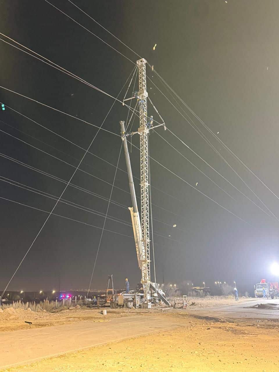 CFE restablece l&iacute;nea el&eacute;ctrica tras accidente en Ramos Arizpe