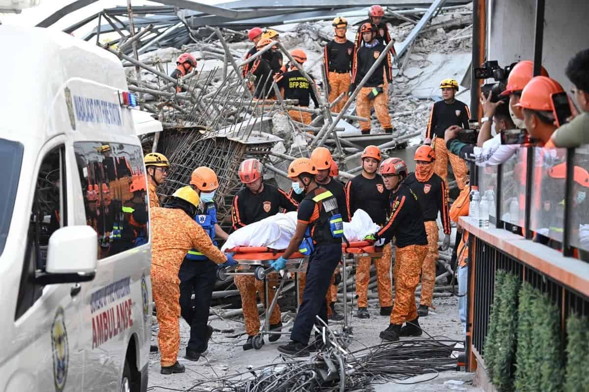 Derrumbe de edificio en &Aacute;ngeles deja un muerto y 21 desaparecidos