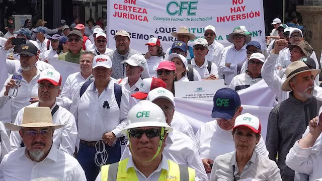 Alianza Nacional de Jubilados de Confianza se manifiesta en Z&oacute;calo