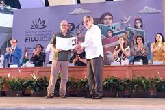 Arturo Recio Dávila recibe premio literario en Veracruz por su novela