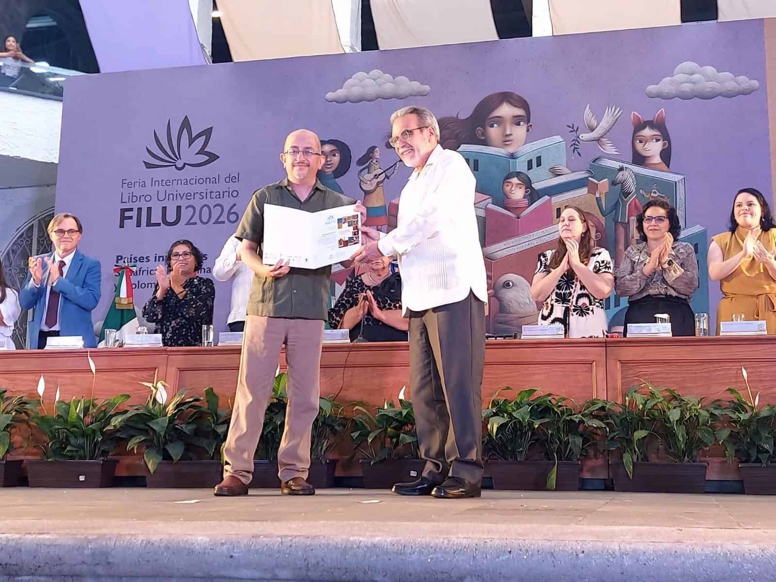 Arturo Recio D&aacute;vila recibe premio literario en Veracruz por su novela