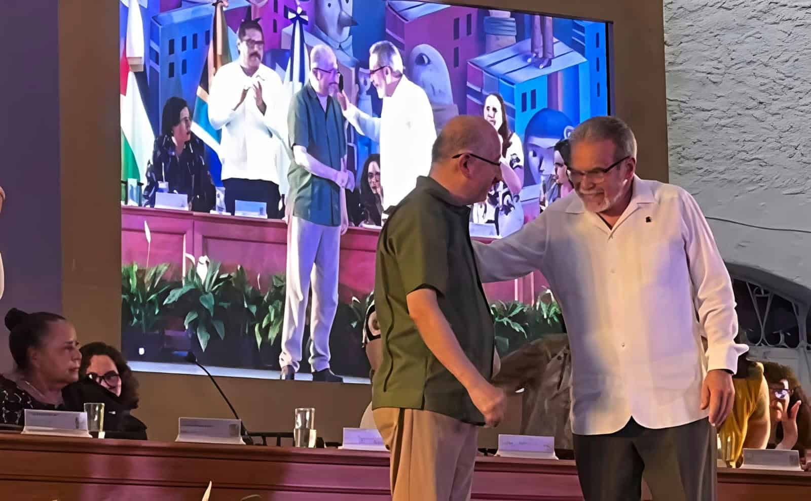 Arturo Recio D&aacute;vila recibe premio literario en Veracruz por su novela