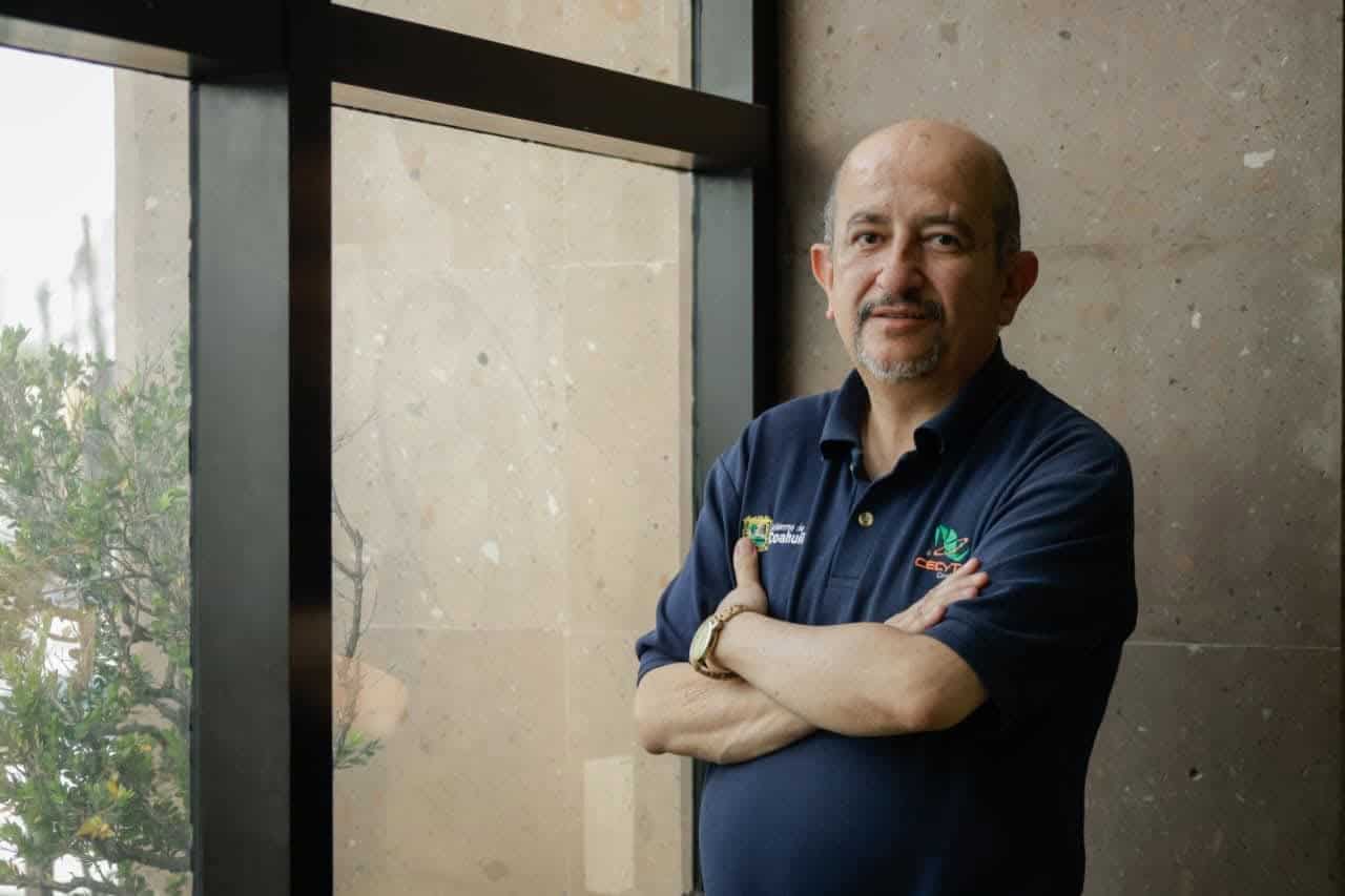 Arturo Recio D&aacute;vila recibe premio literario en Veracruz por su novela