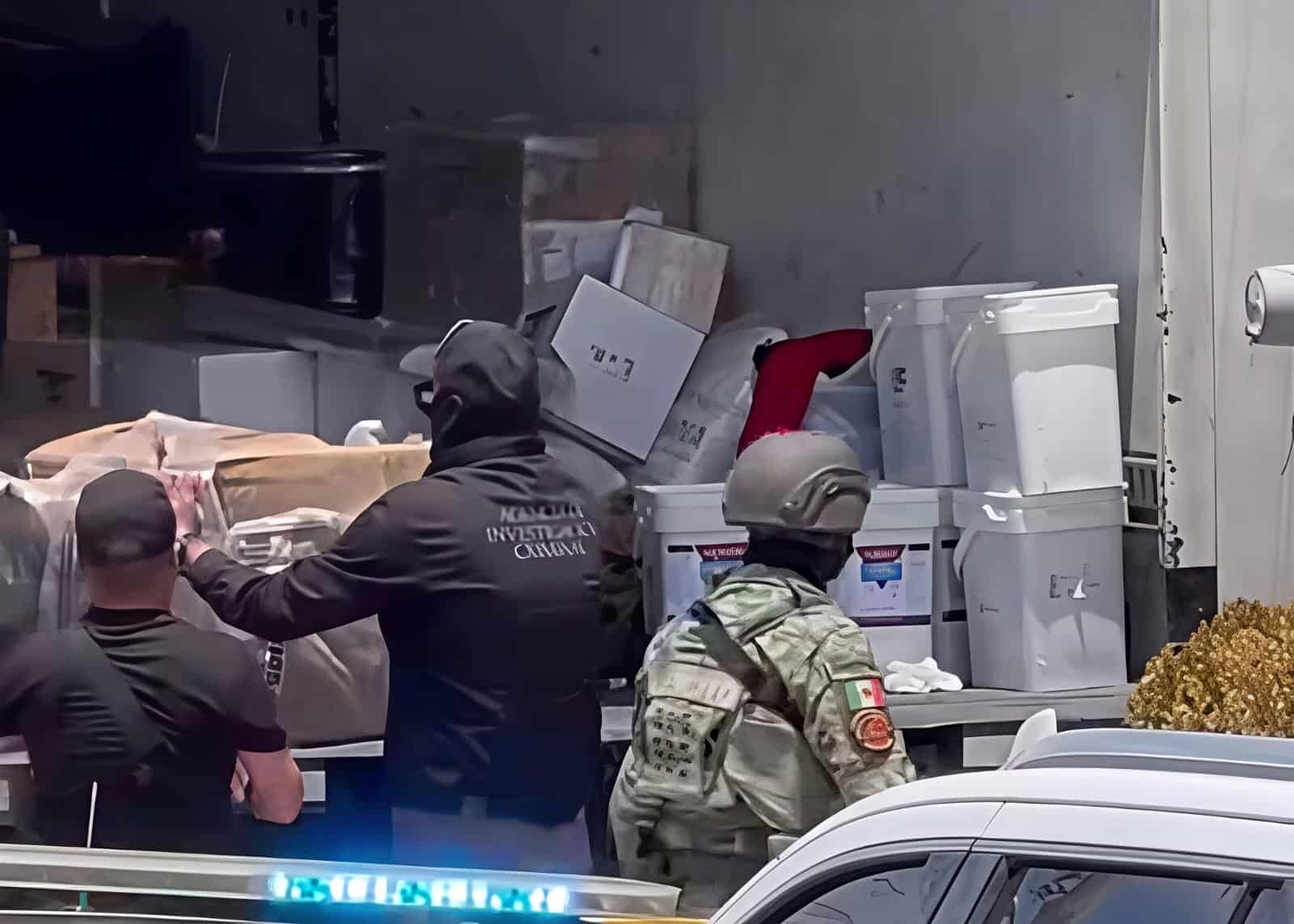 Aseguran 15 armas en cami&oacute;n de paqueter&iacute;a