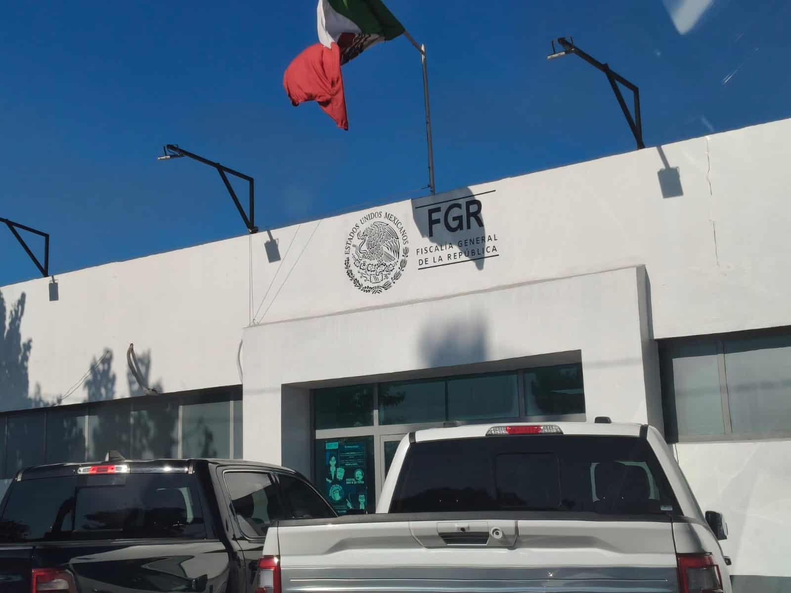 Aseguran 15 armas en cami&oacute;n de paqueter&iacute;a