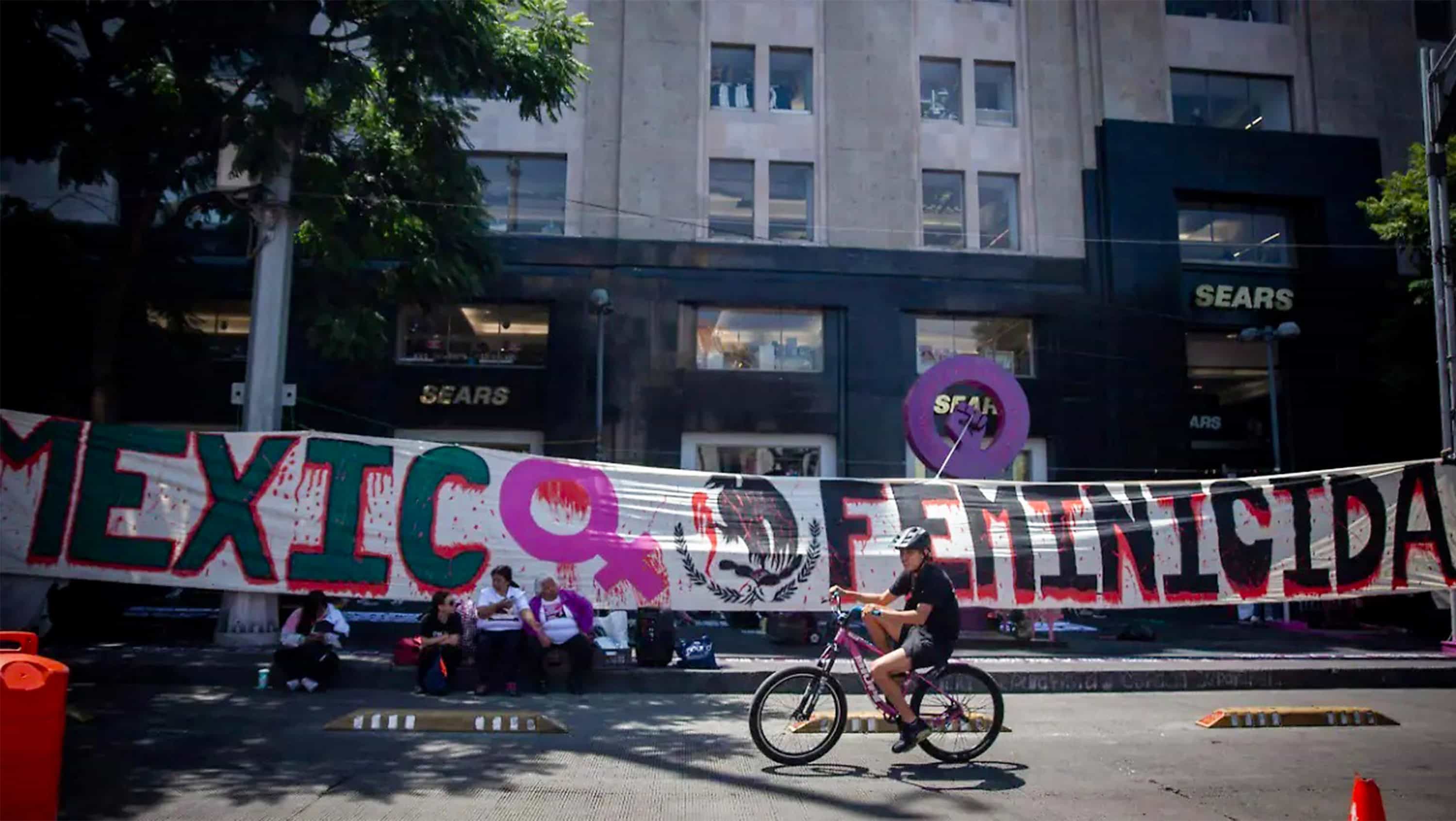 Investigan feminicidio: Estudiante de enfermer&iacute;a asesinada en tiroteo; buscan a su expareja