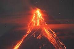 Meteoro ilumina erupción del volcán Mayon en Filipinas