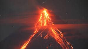 Meteoro ilumina erupci&oacute;n del volc&aacute;n Mayon en Filipinas