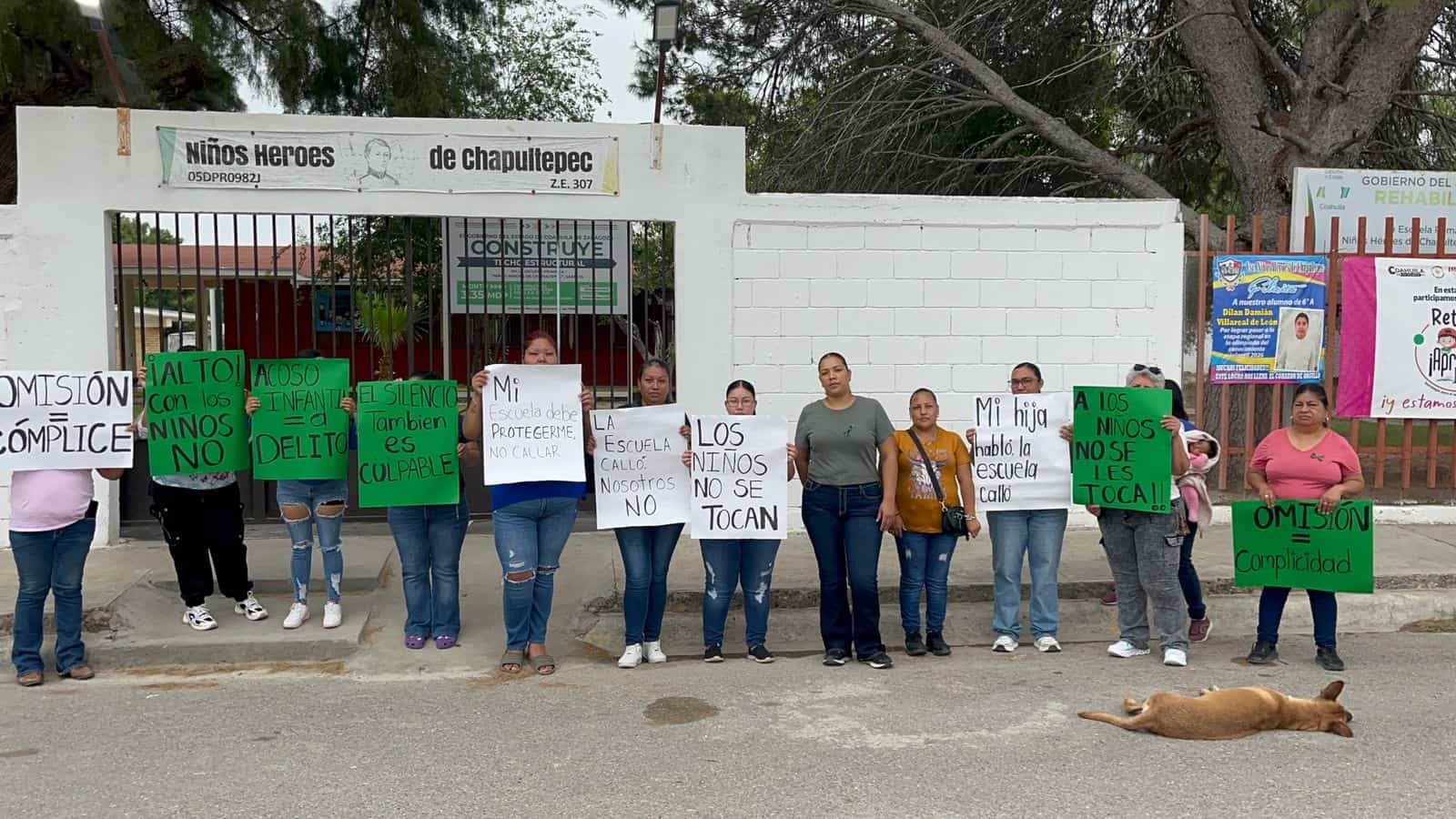Madres de familia toman la escuela y exigen destituci&oacute;n de la directora