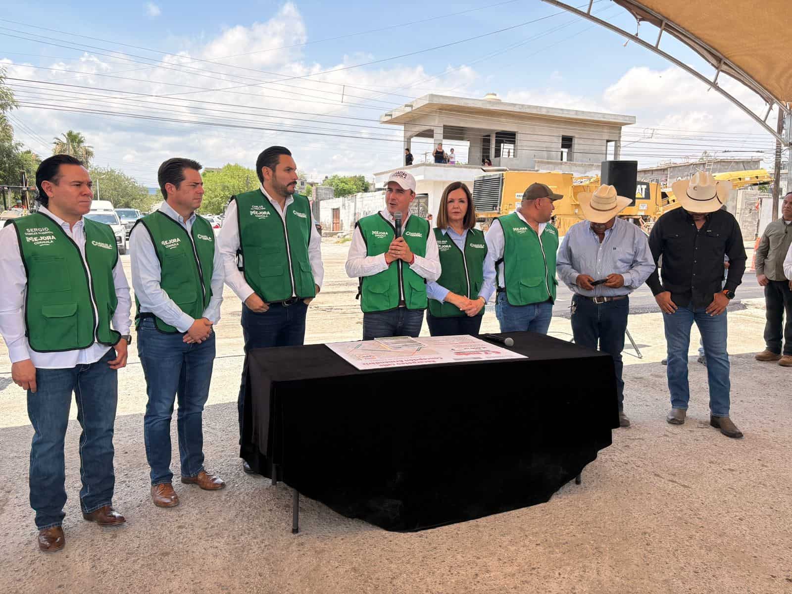 Obra p&uacute;blica en Frontera: Manolo Jim&eacute;nez Salinas supervisa recarpeteo para la comunidad