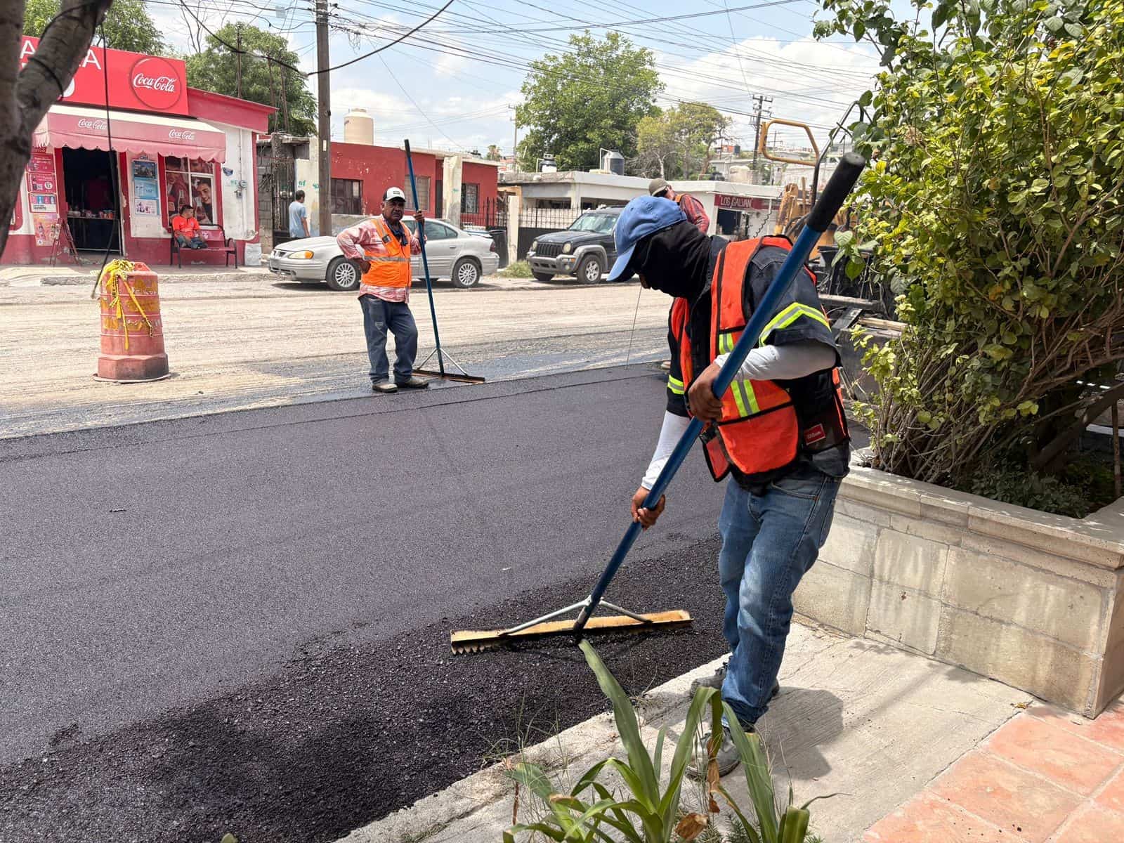 Obra p&uacute;blica en Frontera: Manolo Jim&eacute;nez Salinas supervisa recarpeteo para la comunidad