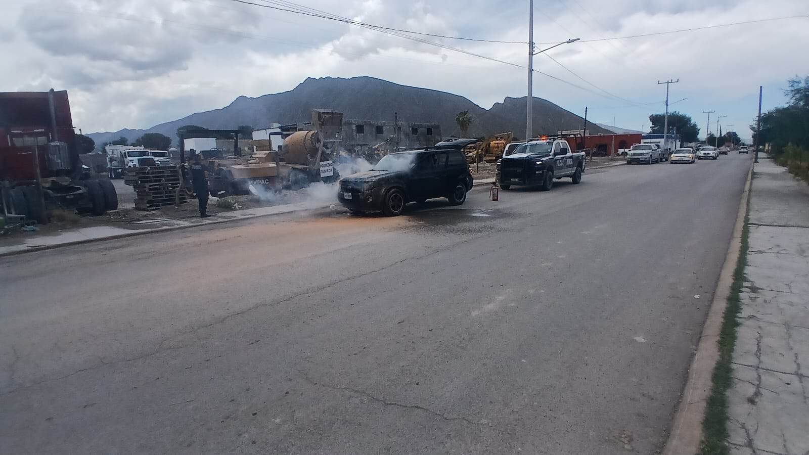 Incendio de camioneta Ford Escape genera alarma en Cuatro Ci&eacute;negas