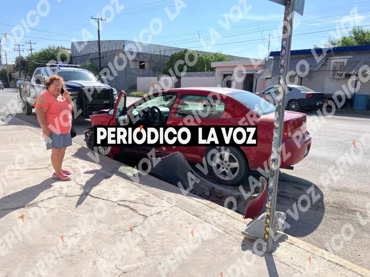 Mujer es trasladada al hospital tras accidente en colonia Bellavista