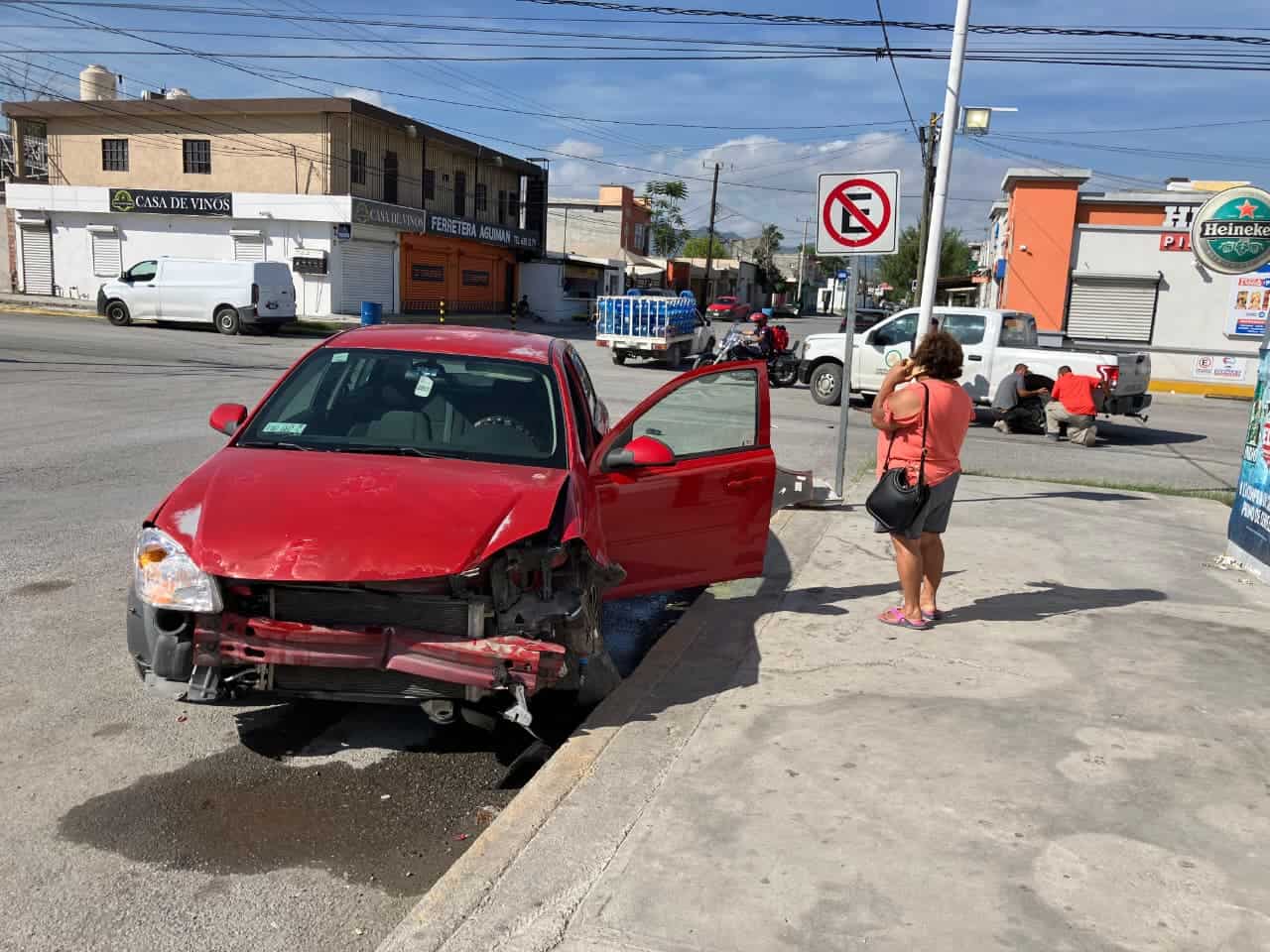 Mujer es trasladada al hospital tras accidente en colonia Bellavista